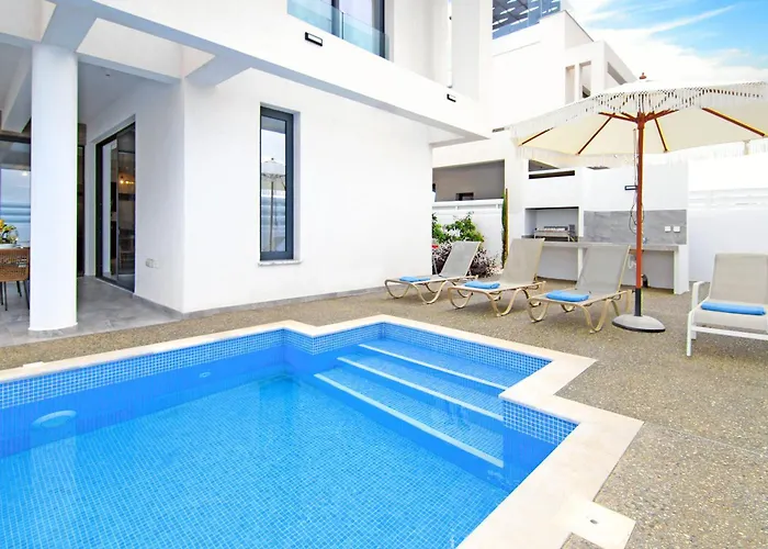 Queen Isabella * Protaras