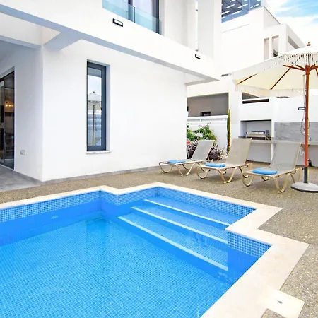 Queen Isabella * Protaras