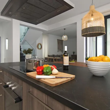 Queen Isabella Protaras